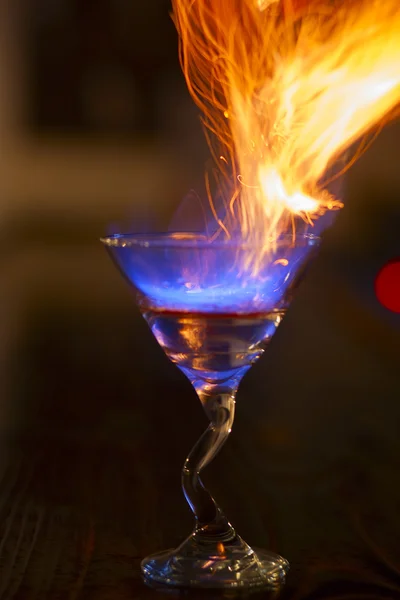 Питье с огнем и искрами — стоковое фото