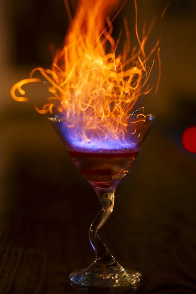 Hård drink med eld och gnistor — Stockfoto