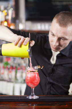 Barmen kokteyl yapmak