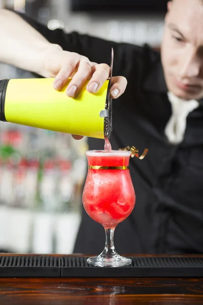 Barman está fazendo coquetel — Fotografia de Stock