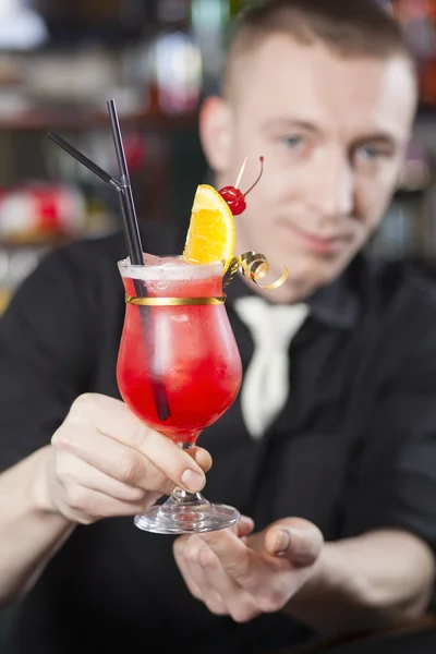 O barman entrega um coquetel acabado de preparar — Fotografia de Stock