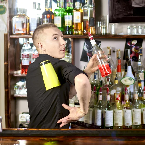 Επαγγελματική barmen κάνοντας κοκτέιλ — Φωτογραφία Αρχείου