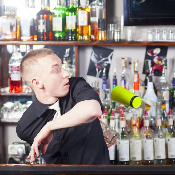 Barmen profissional fazendo coquetel — Fotografia de Stock