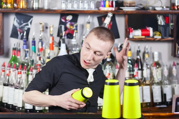 Barmen profissional fazendo coquetel — Fotografia de Stock