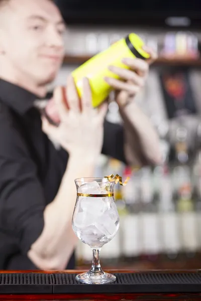 Barman está fazendo coquetel — Fotografia de Stock