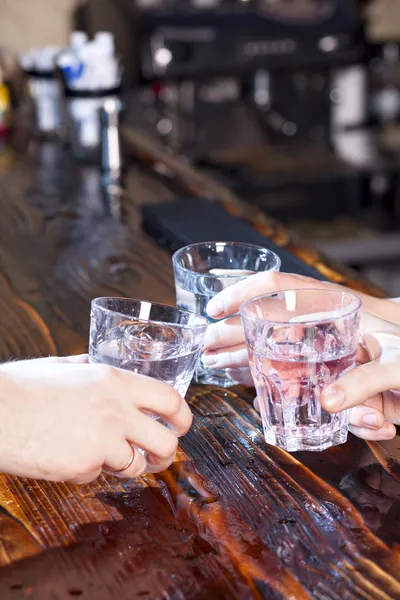 Handen maken cheers met glazen — Stockfoto