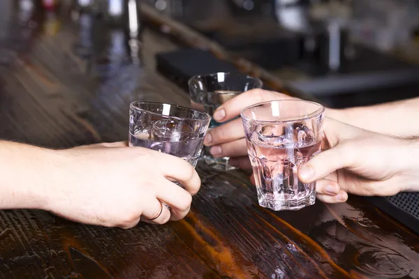 elleri alkış ile gözlük yapmak