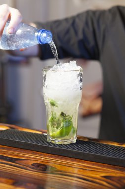 Barmen dökülen soda cam