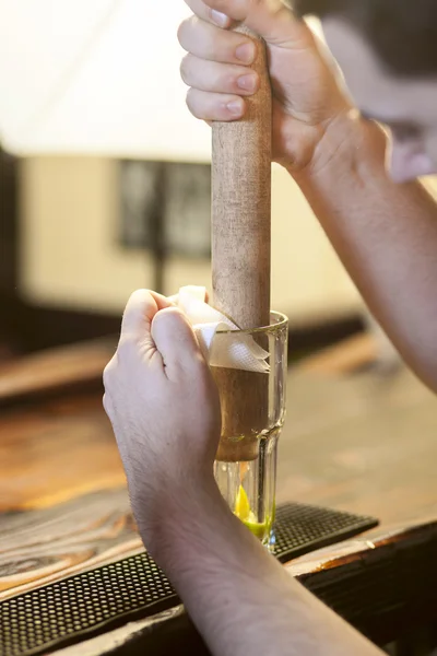 Barista schiaccia menta — Foto Stock