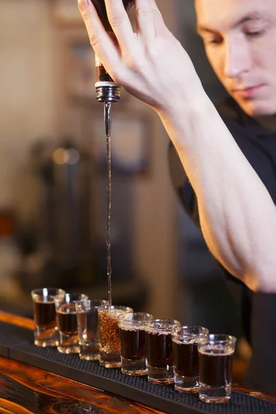 Barman vyplňuje několik sklenic v řadě — Stock fotografie