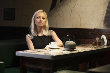 güzel bir kadın Café