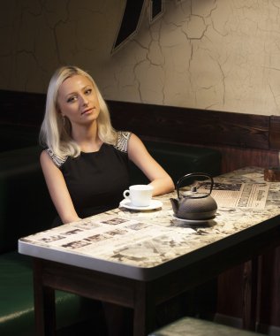 güzel bir kadın Café