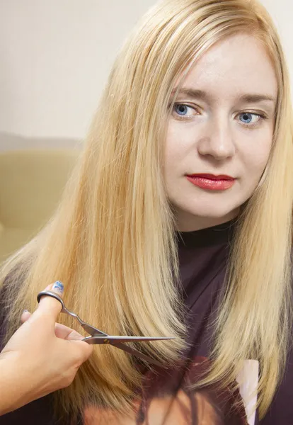 Hairdresser giving a new haircut — Stock Photo, Image
