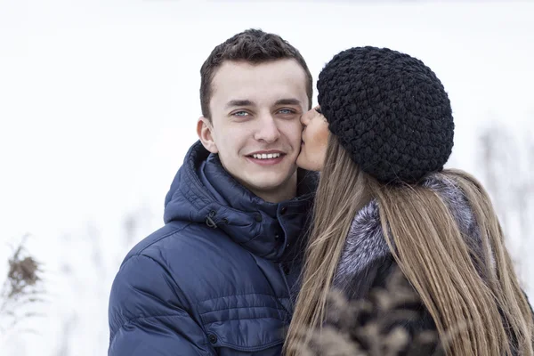 Happy νεαρό ζευγάρι στον τομέα του χειμώνα — Φωτογραφία Αρχείου
