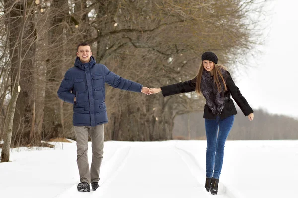 Passeggiate di coppia nel parco invernale — Foto Stock