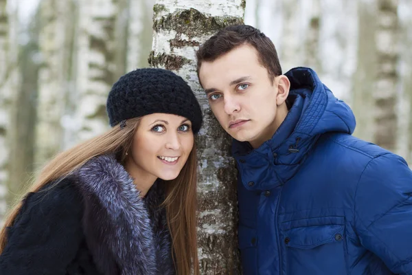 Jovem casal feliz no campo de inverno — Fotografia de Stock