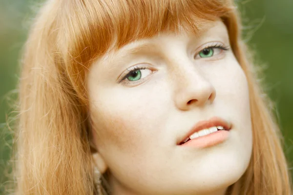 Retrato de una joven hermosa pelirroja —  Fotos de Stock