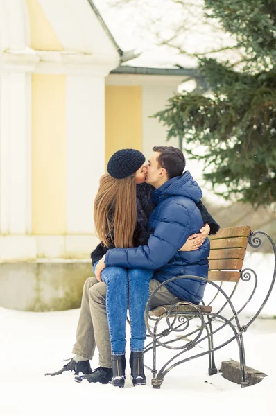 Les amoureux s'embrassent sur le banc — Photo