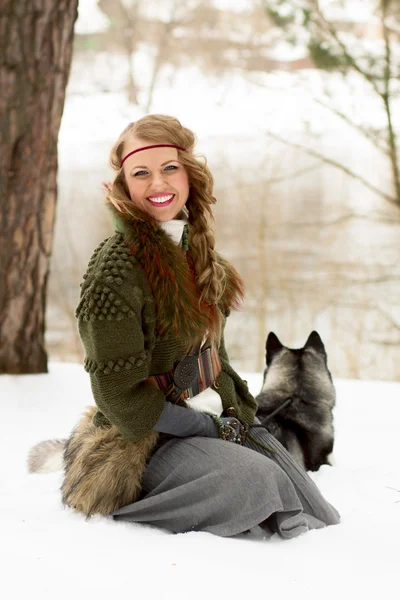 Felice giovane donna seduta con cane husky siberiano — Foto Stock