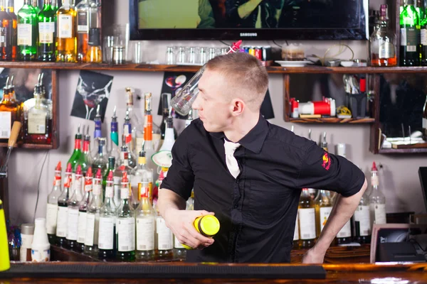 Profesionální barmani dělat koktejl — Stock fotografie
