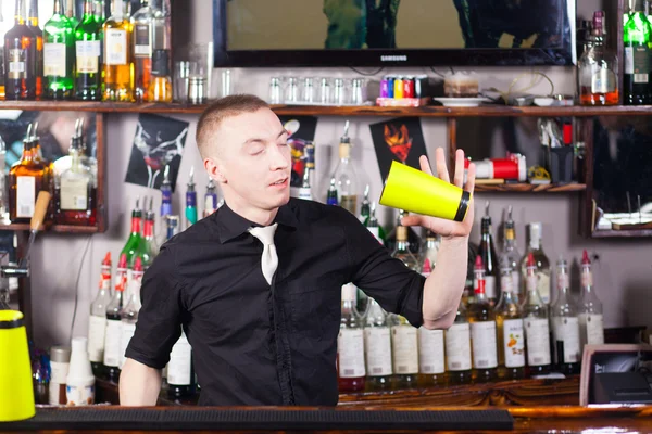 Barmen profissional fazendo coquetel — Fotografia de Stock