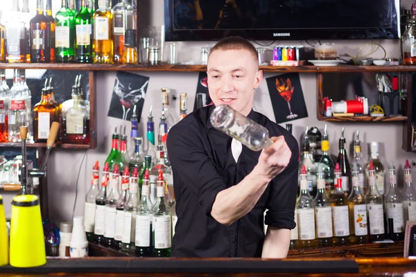 Professional barmen making cocktail — Stock Photo, Image