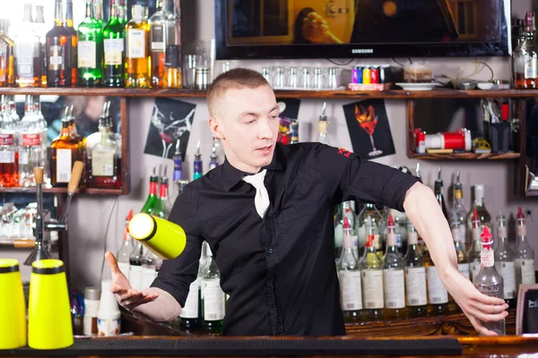 Professional barmen making cocktail — Stock Photo, Image