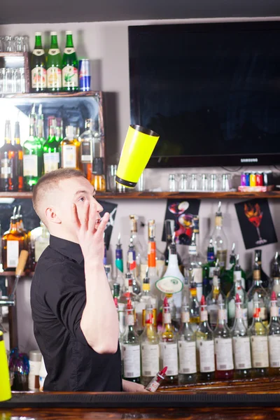 Επαγγελματική barmen κάνοντας κοκτέιλ — Φωτογραφία Αρχείου
