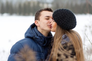 mutlu genç çift kış alanı