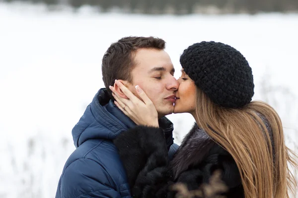 快乐对年轻夫妇在冬天字段 — 图库照片