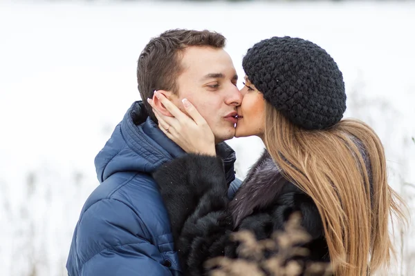 Šťastný mladý pár v zimě oboru — Stock fotografie
