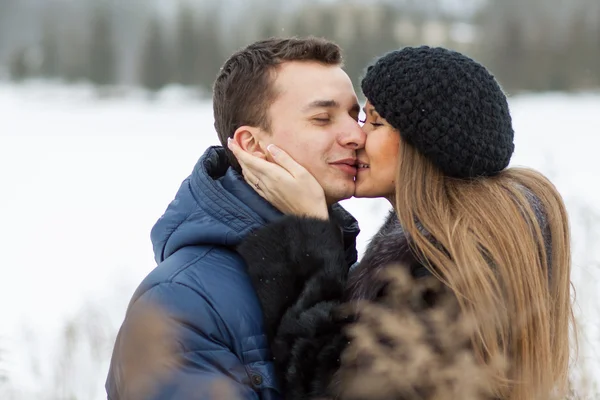 Boldog fiatal pár téli területén — Stock Fotó