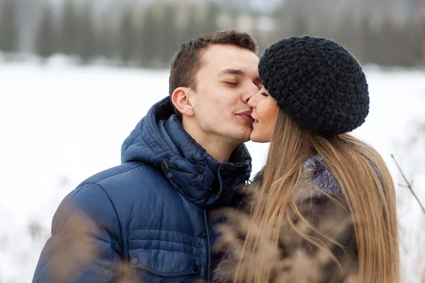 Joyeux jeune couple en champ d'hiver — Photo