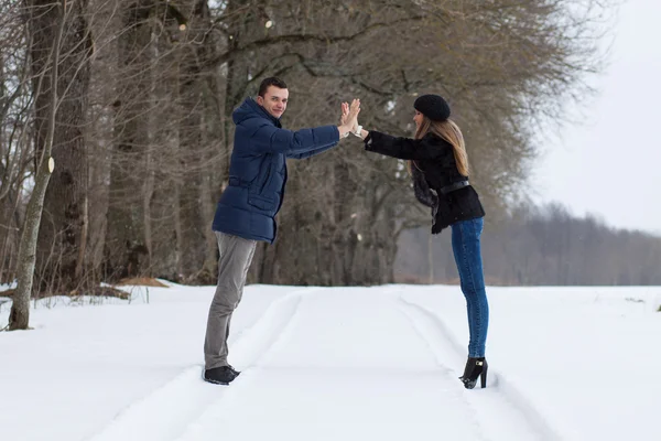 Пара гуляє в зимовому парку — стокове фото