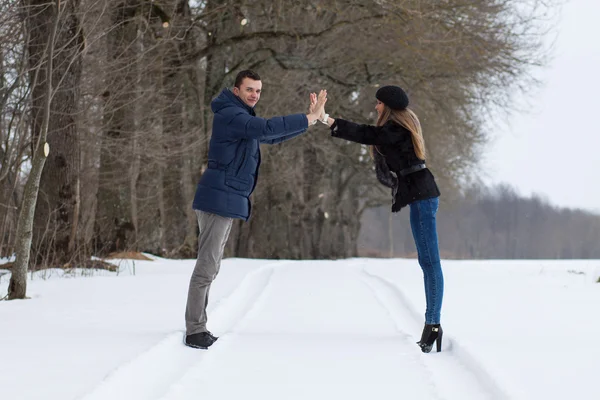 Couple walking in winter park — Stock Photo, Image