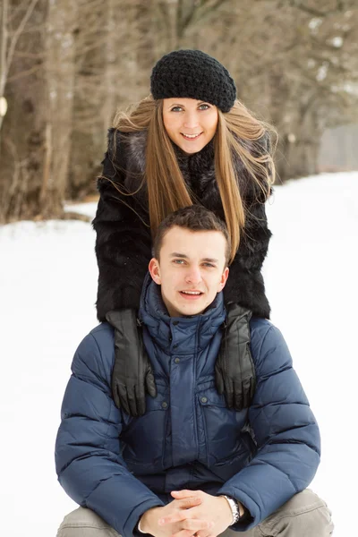 Jovem casal feliz no parque de inverno se divertindo — Fotografia de Stock