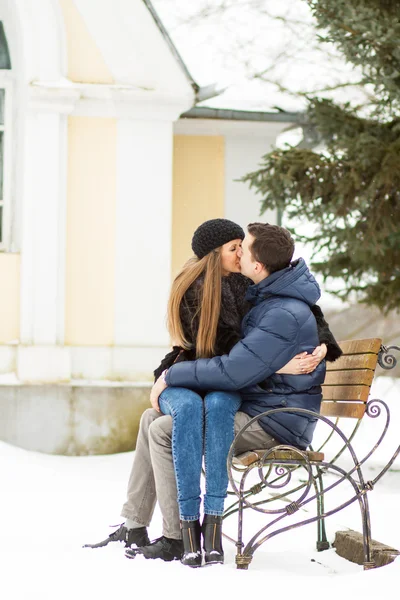 Les amoureux s'embrassent sur le banc — Photo