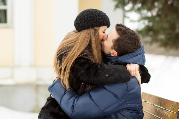 Les amoureux s'embrassent sur le banc — Photo