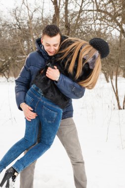 Genç aile kış ahşap kar üzerinde çalış.