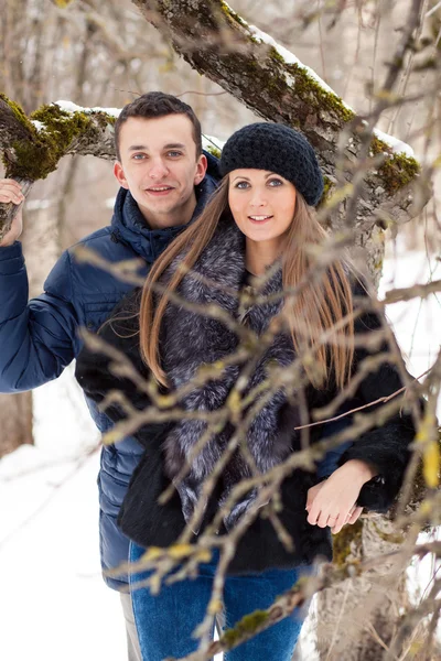 Happy νεαρό ζευγάρι στο χειμερινό κήπο — Φωτογραφία Αρχείου