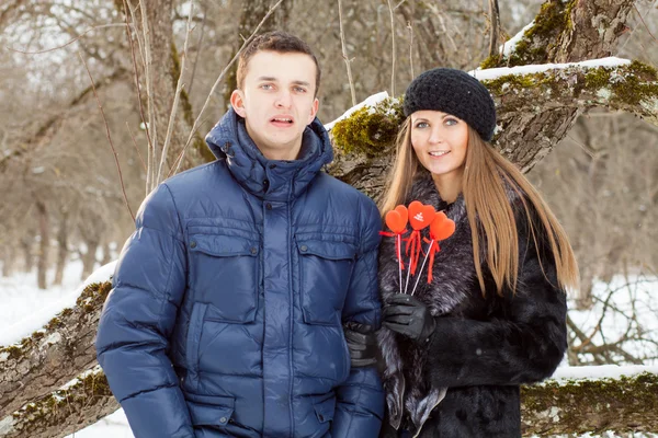 Téli kertben boldog fiatal pár — Stock Fotó