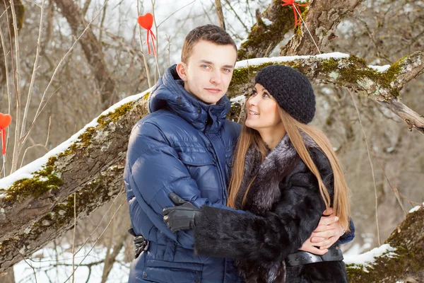 Szczęśliwa młoda para w ogrodzie zimowym — Zdjęcie stockowe