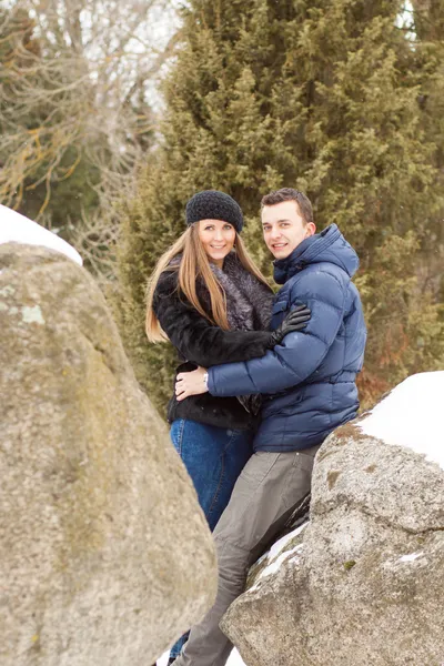 Happy Young Couple in Winter mountains — Stock Photo, Image