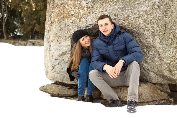 Happy Young Couple in Winter mountains — Stock Photo, Image