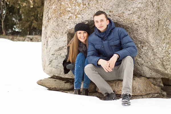 Happy Young Couple in Winter mountains — Stock Photo, Image