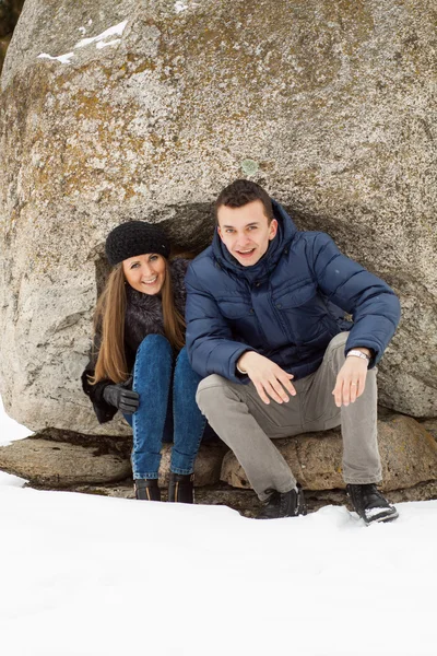 冬の山の中の幸せなカップル — ストック写真