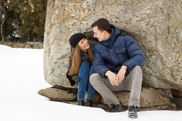 Happy Young Couple in Winter mountains — Stock Photo, Image