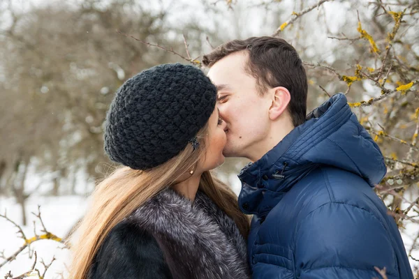 Téli kertben boldog fiatal pár — Stock Fotó