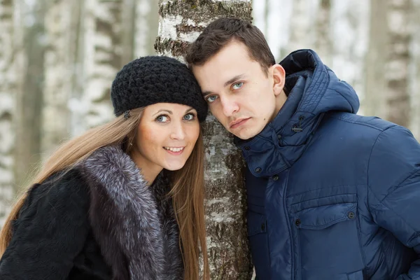 Feliz jovem casal no inverno — Fotografia de Stock