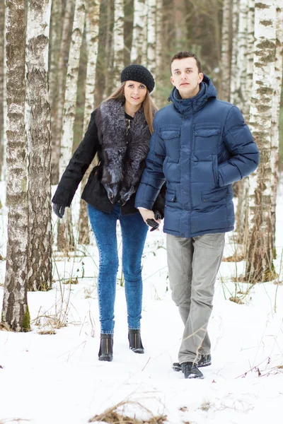Felice giovane coppia in inverno — Foto Stock